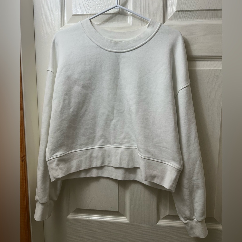 LL🍋Perfectly Oversized Crop Crew
White Size 6